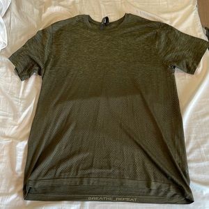 Lululemon metal vent breathe t never worn
